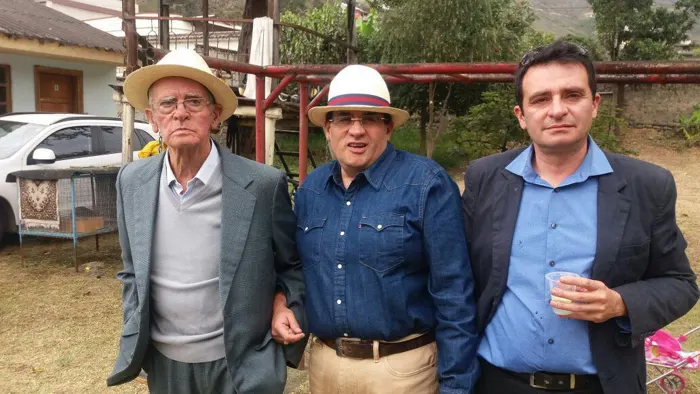 De sombrero, en familia