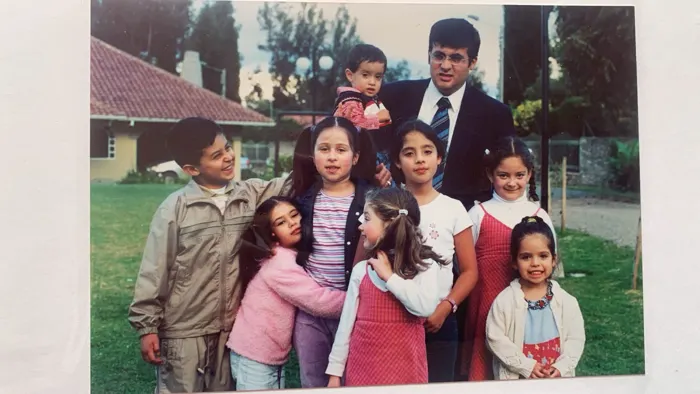 Rodeado de los chicos de la familia